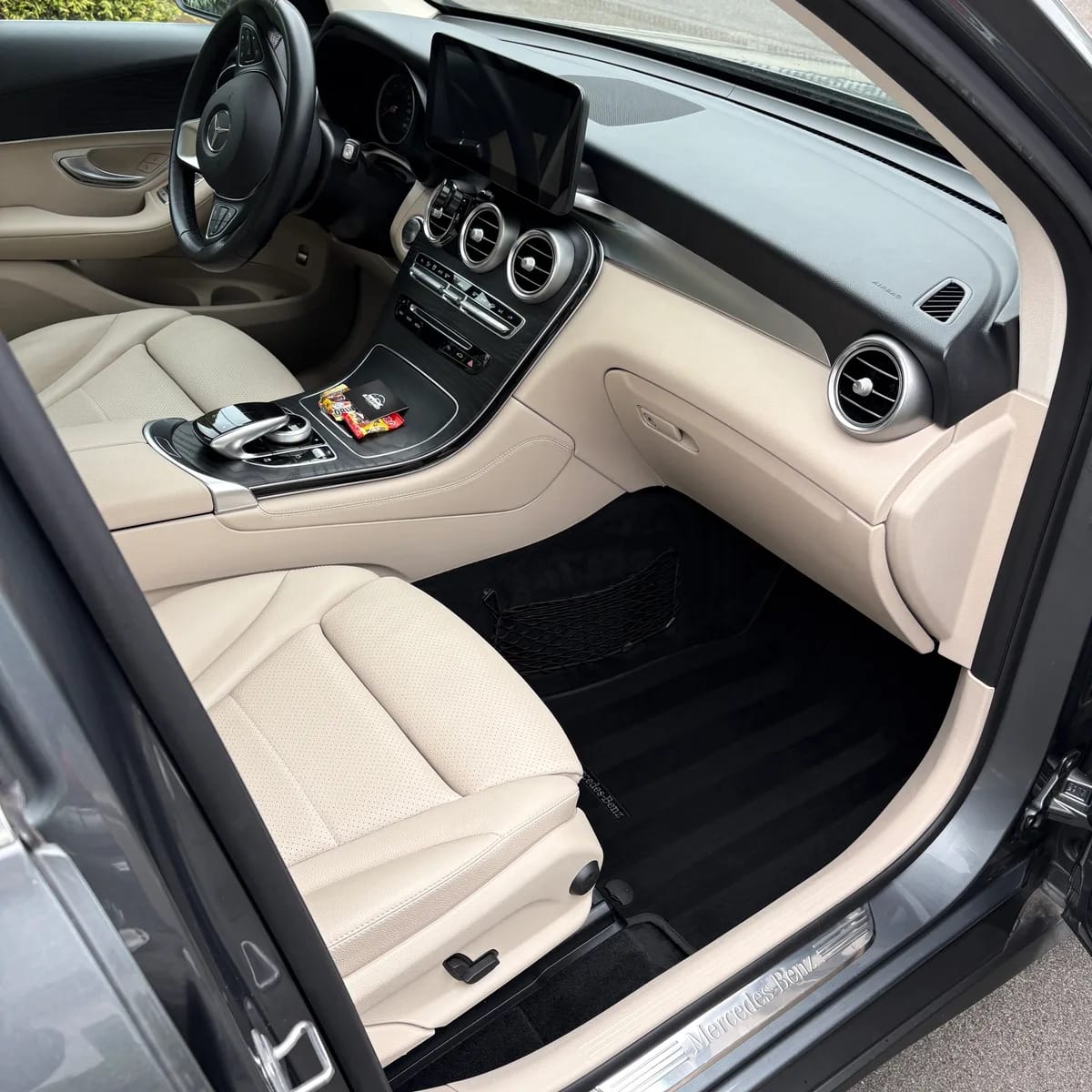 Intérieur de voiture nettoyé à domicile par Bcleaner à Nantes